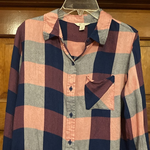 XS Soft Peach, Maroon, Navy Plaid Long Sleeve High Low Shirt - Cato / C Est 1946 - Picture 3 of 12